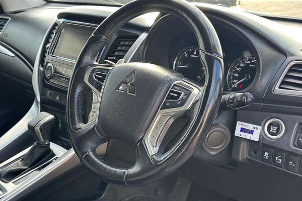 2016 Mitsubishi Pajero Sport Exceed QE thumb-3