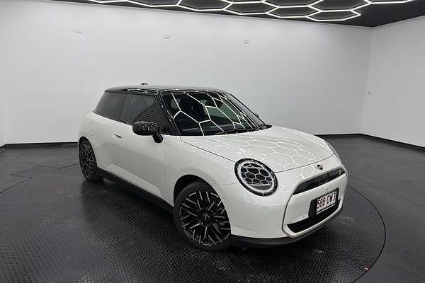 2024 MINI Cooper SE Favoured J01