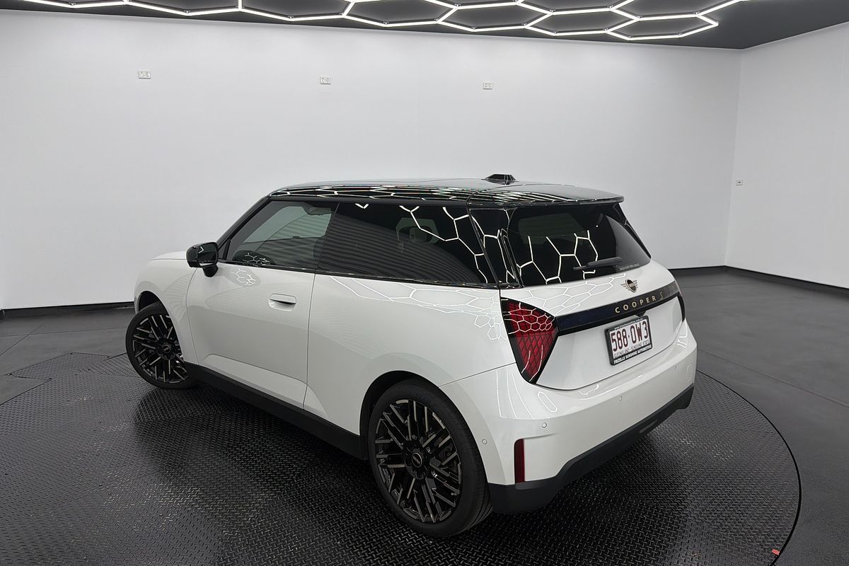 2024 MINI Cooper SE Favoured J01