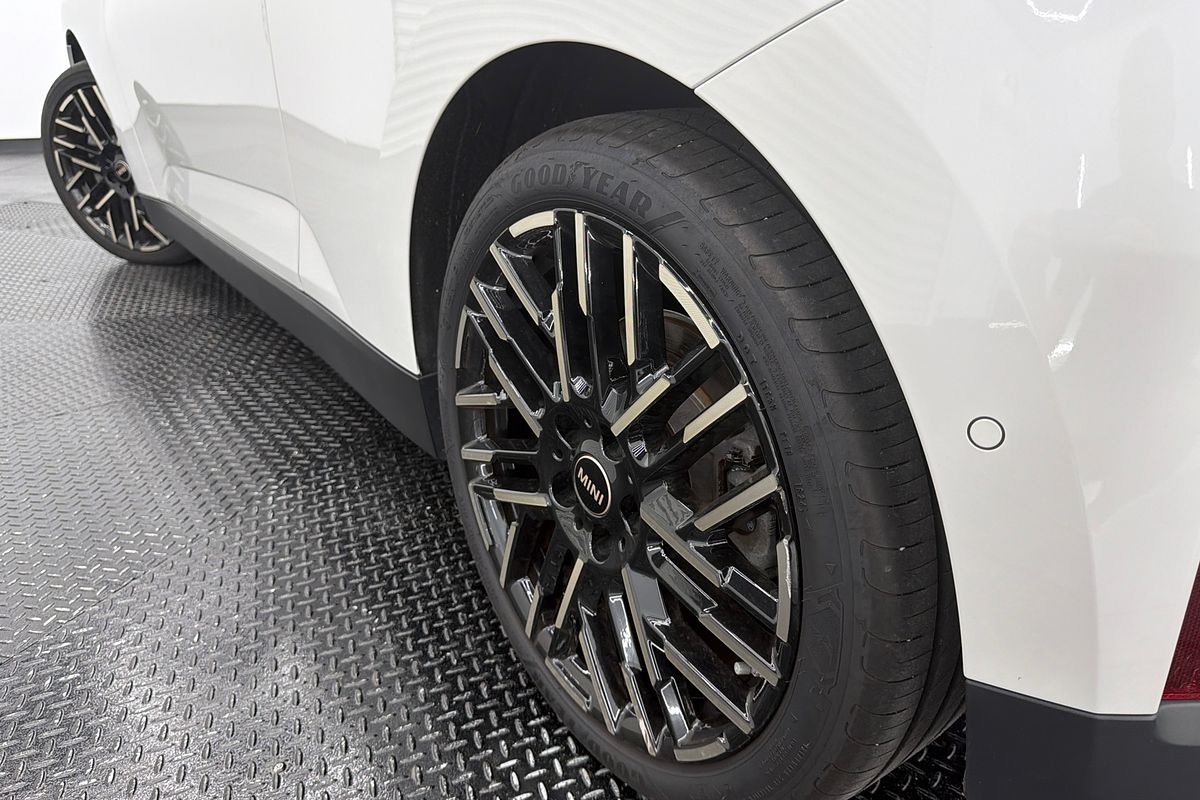 2024 MINI Cooper SE Favoured J01