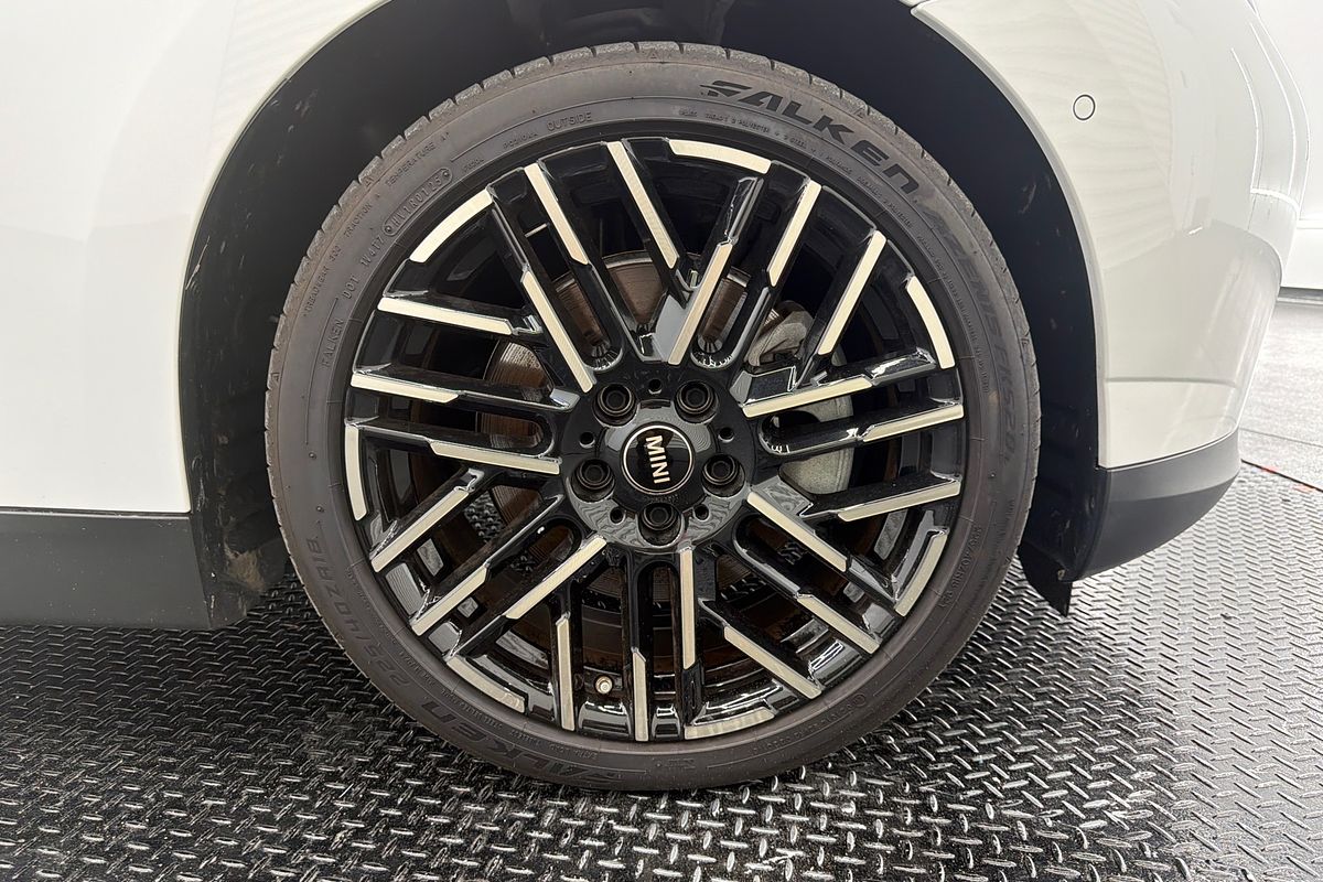 2024 MINI Cooper SE Favoured J01