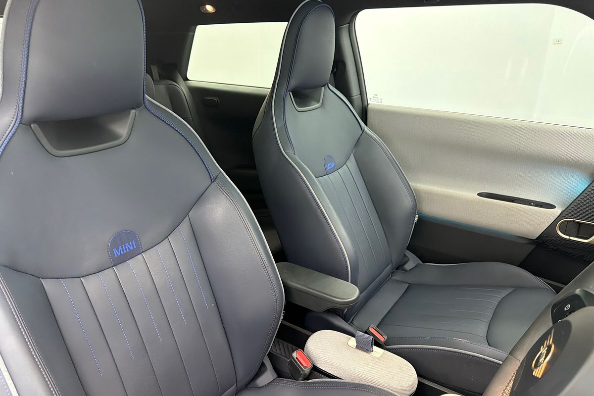 2024 MINI Cooper SE Favoured J01