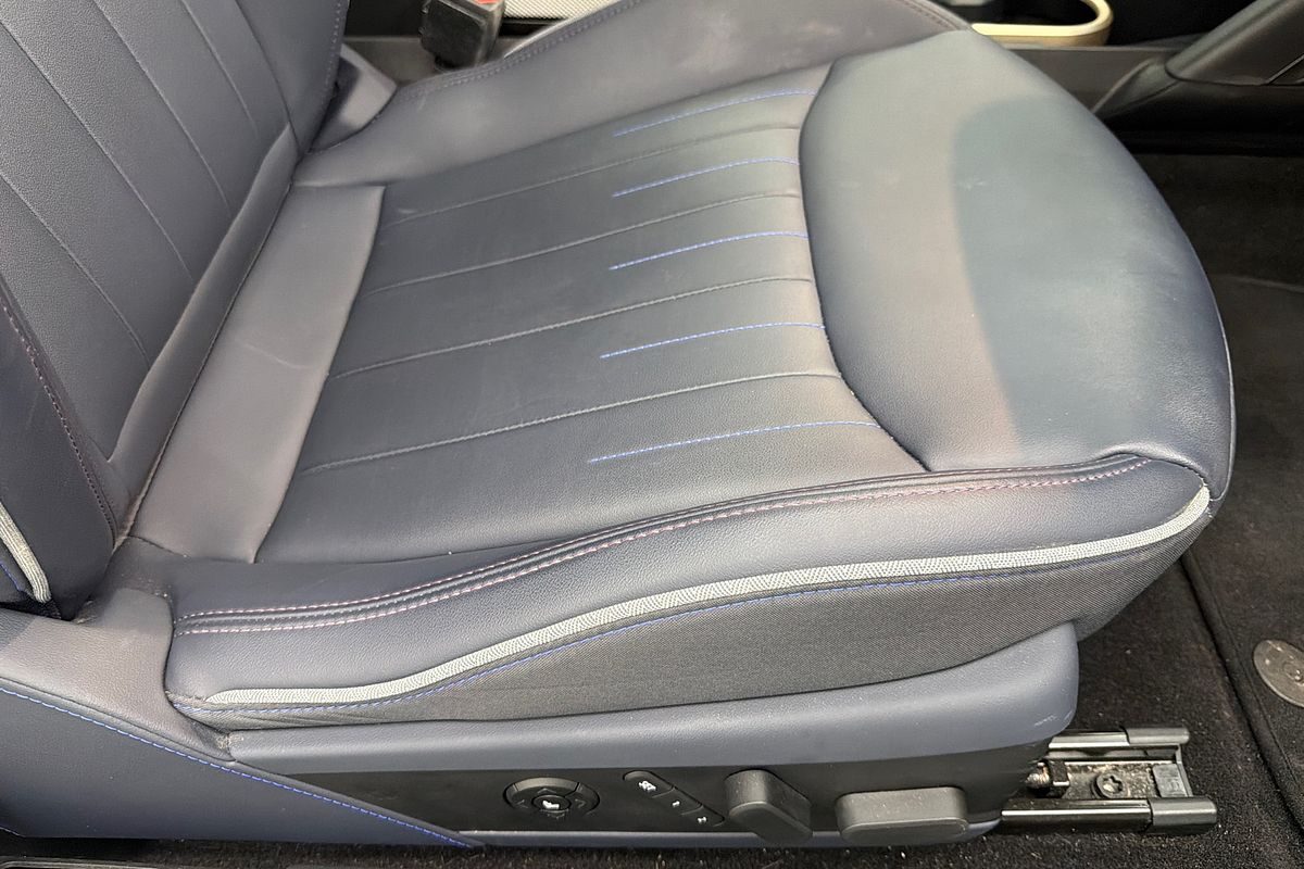 2024 MINI Cooper SE Favoured J01