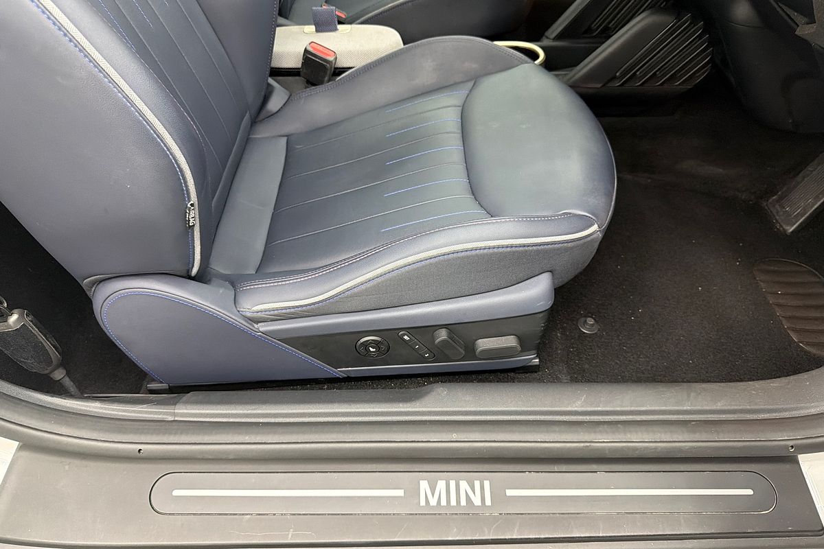 2024 MINI Cooper SE Favoured J01