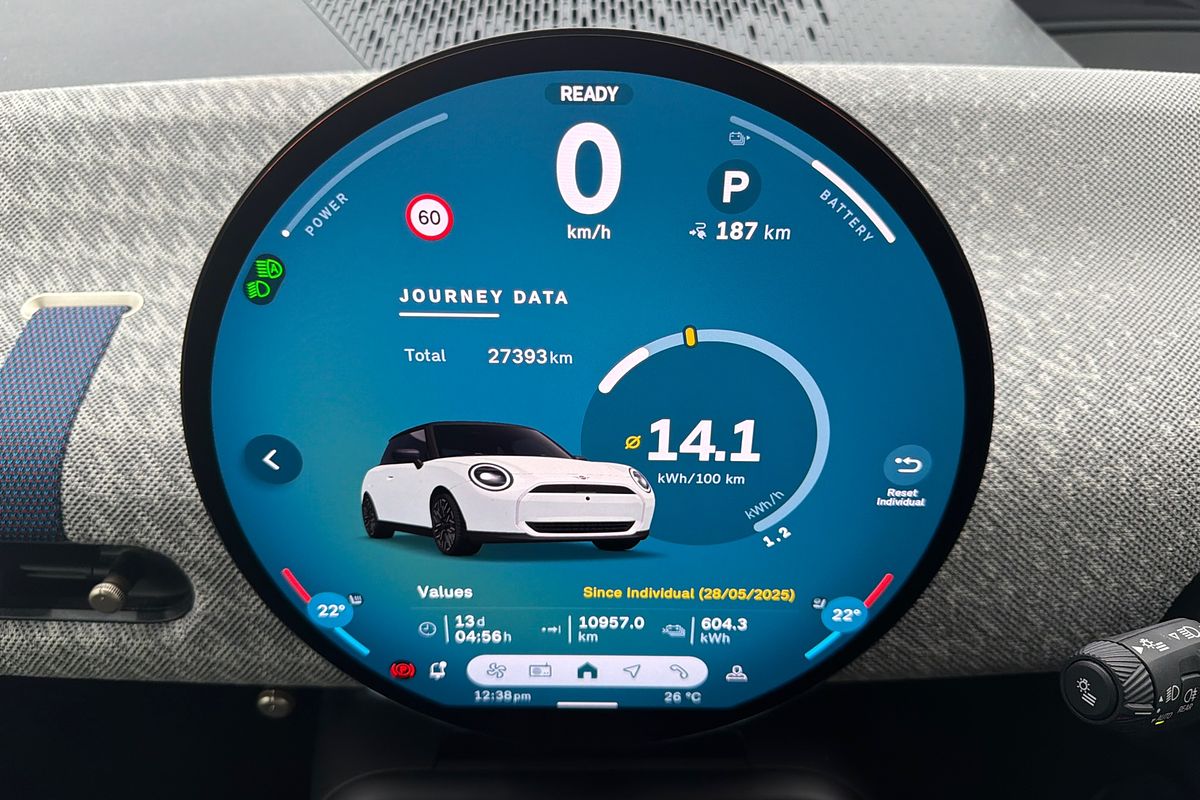 2024 MINI Cooper SE Favoured J01