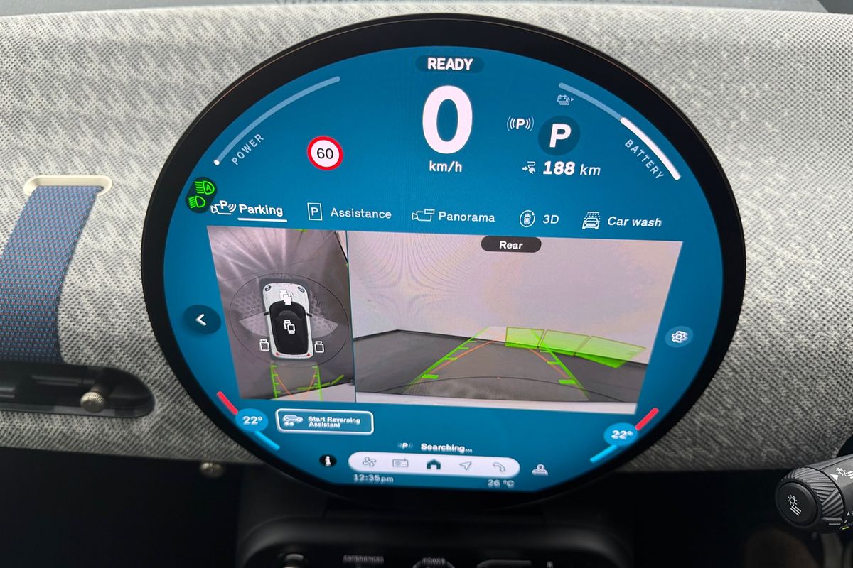 2024 MINI Cooper SE Favoured J01