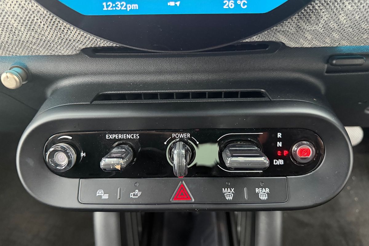 2024 MINI Cooper SE Favoured J01