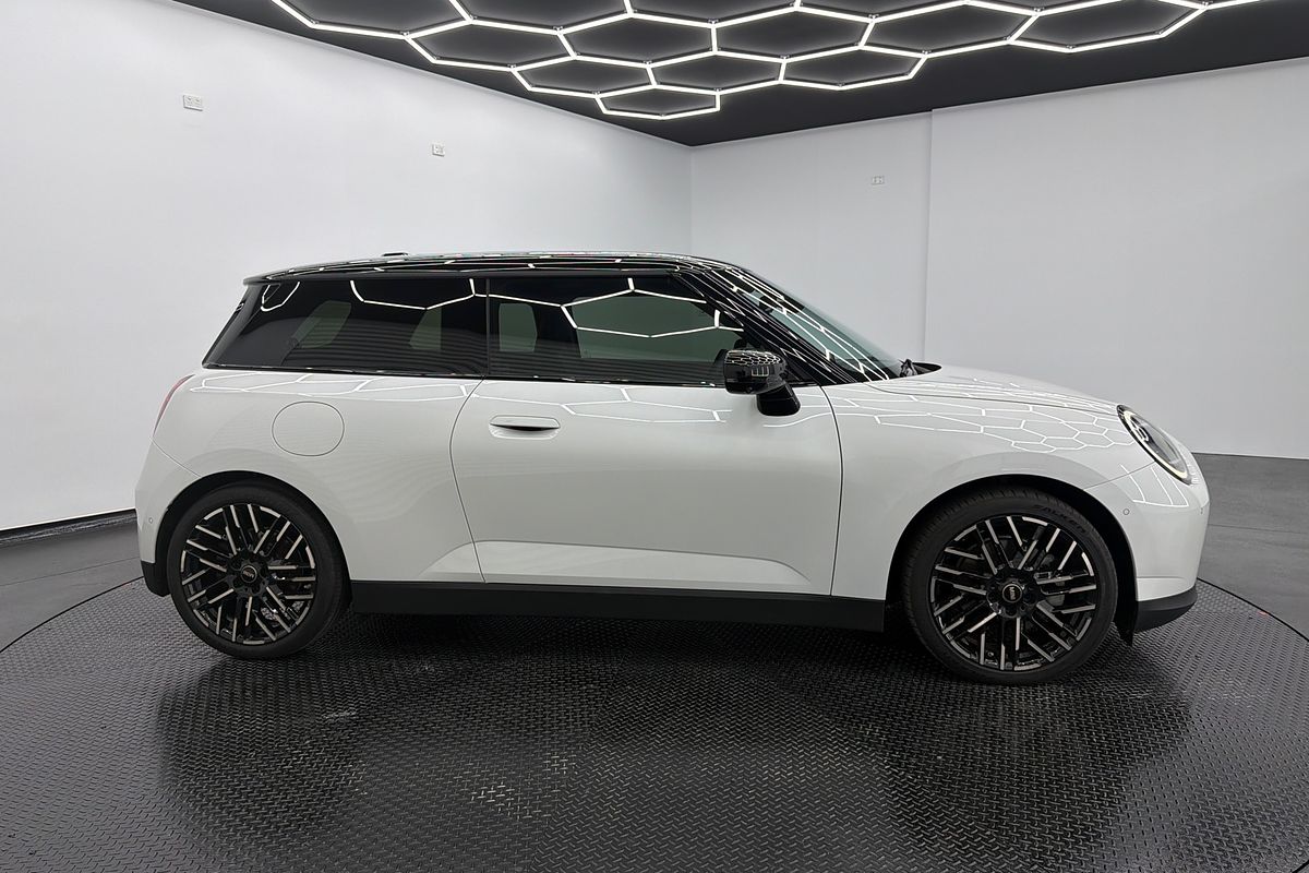 2024 MINI Cooper SE Favoured J01