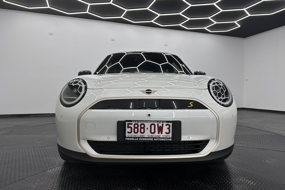 2024 MINI Cooper SE Favoured J01