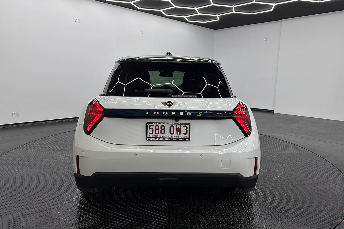 2024 MINI Cooper SE Favoured J01