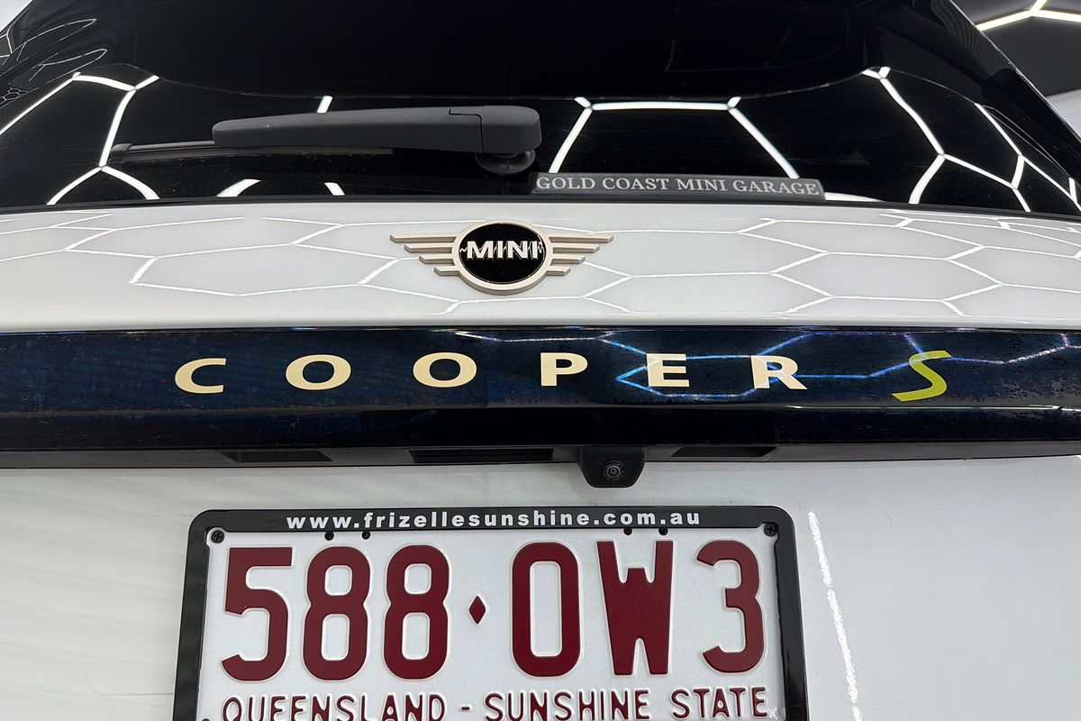 2024 MINI Cooper SE Favoured J01