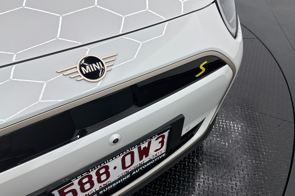 2024 MINI Cooper SE Favoured J01