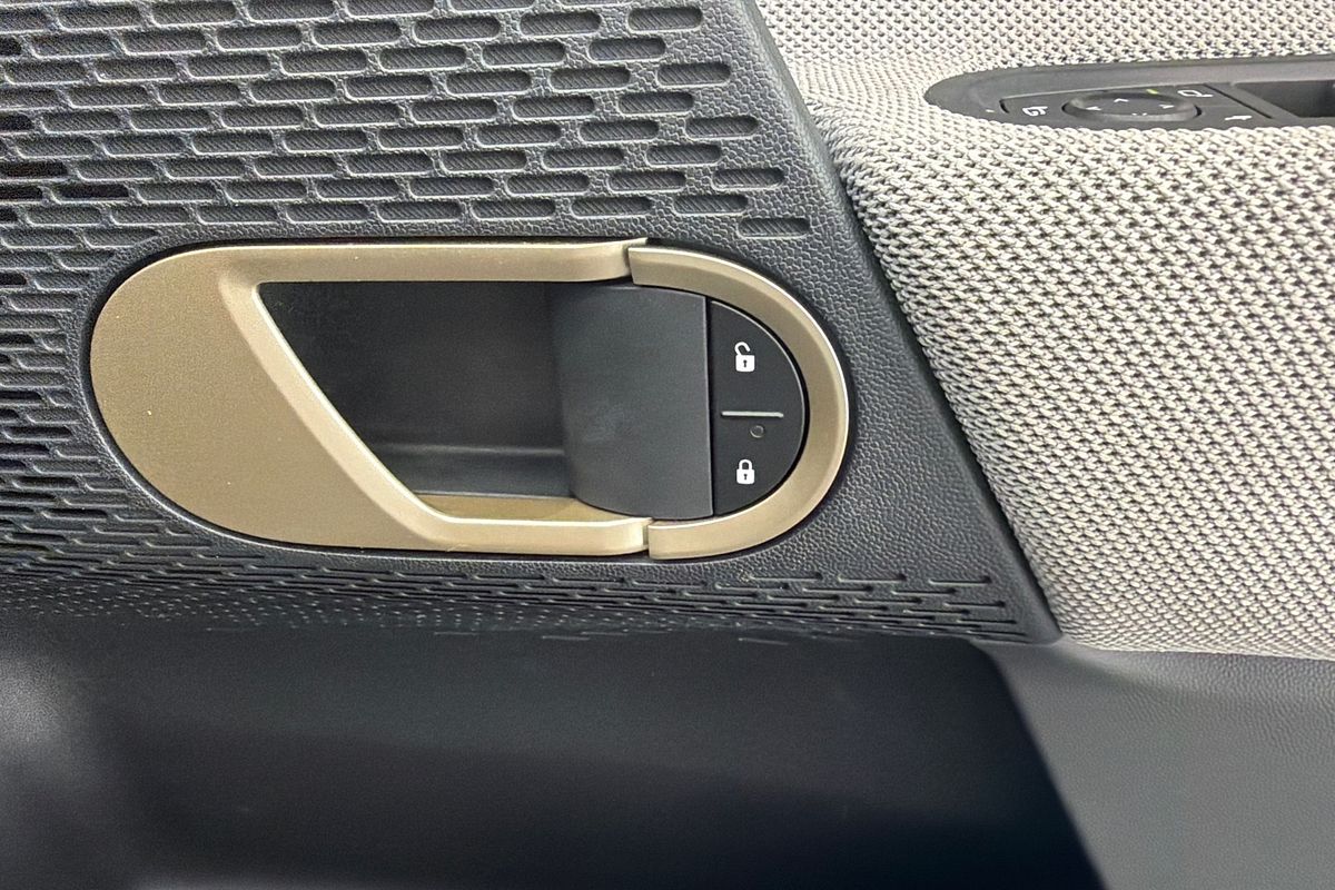 2024 MINI Cooper SE Favoured J01