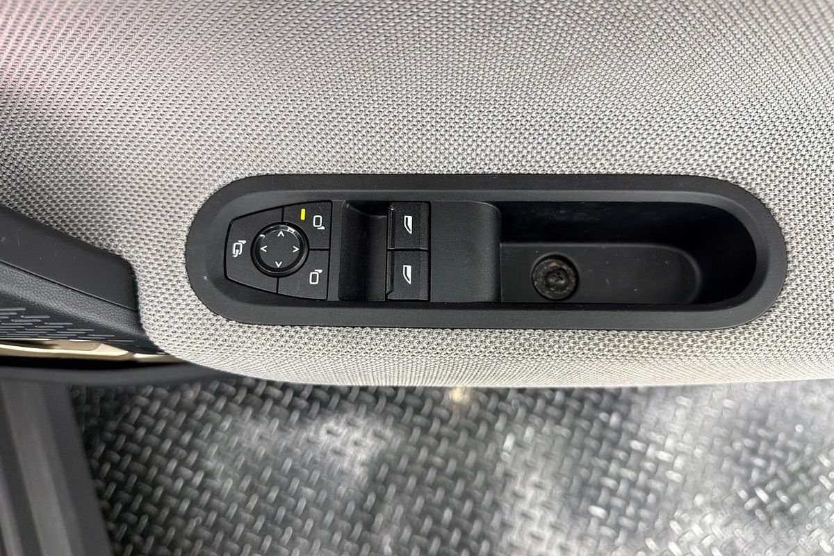 2024 MINI Cooper SE Favoured J01