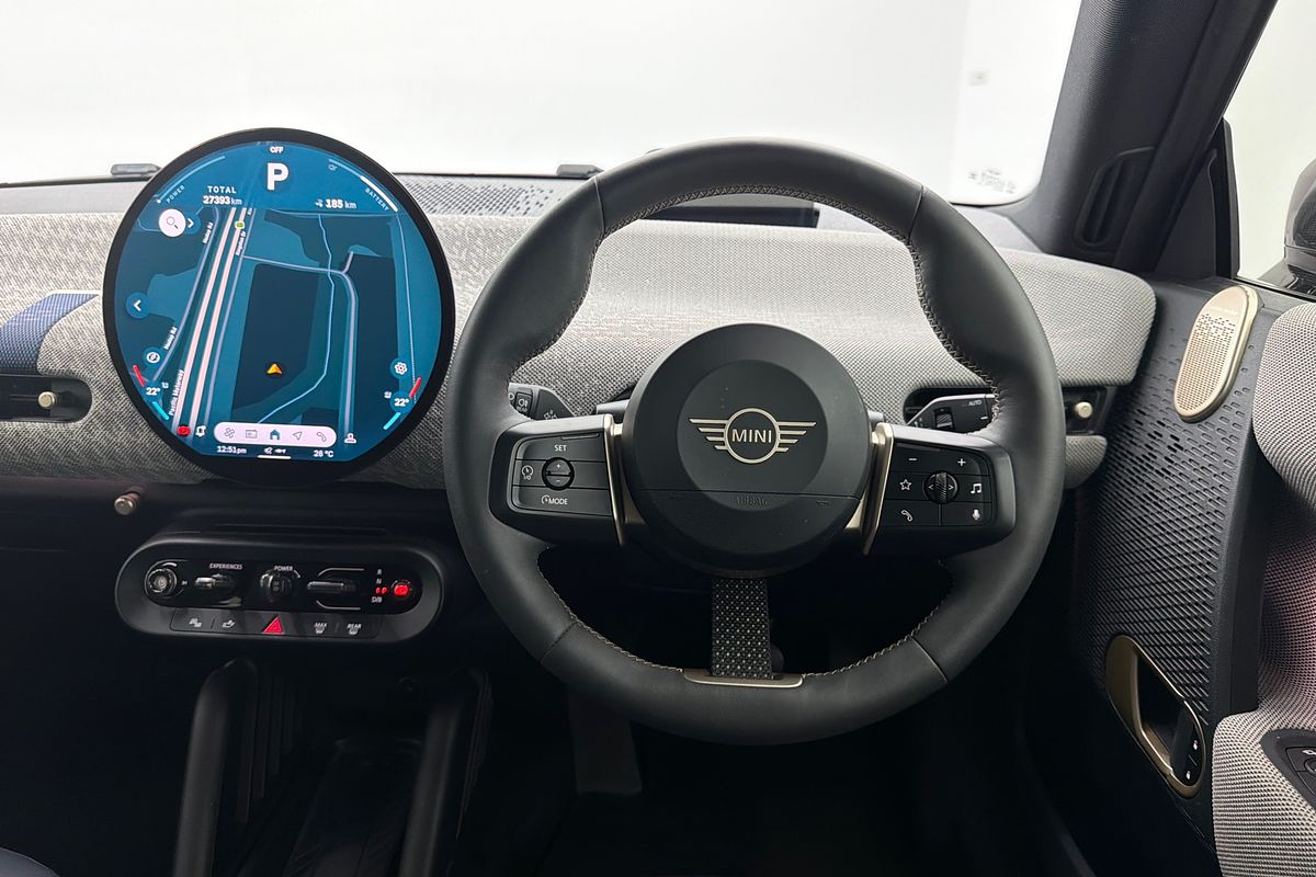 2024 MINI Cooper SE Favoured J01