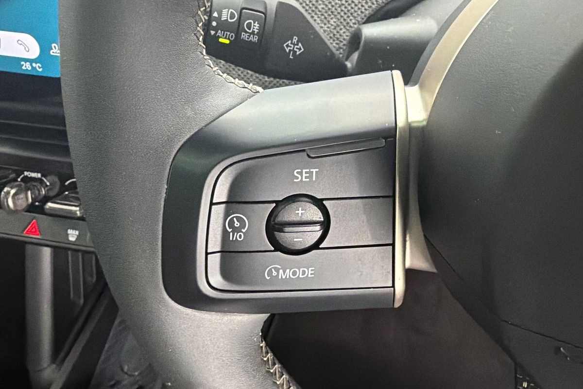 2024 MINI Cooper SE Favoured J01