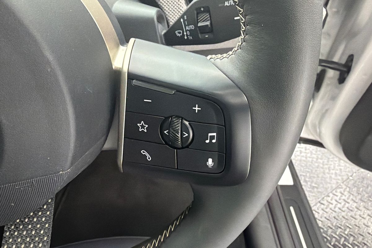 2024 MINI Cooper SE Favoured J01