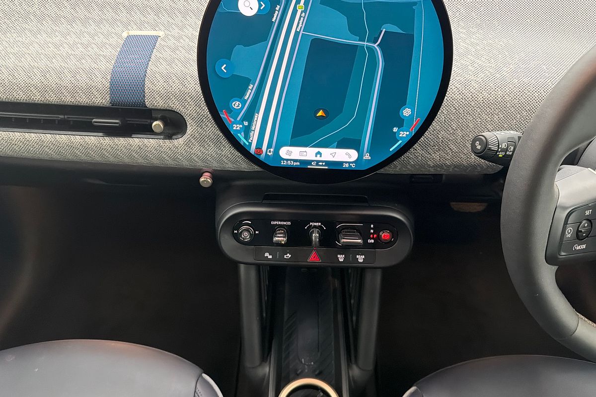 2024 MINI Cooper SE Favoured J01