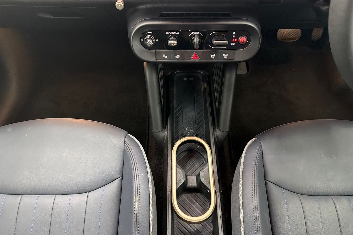 2024 MINI Cooper SE Favoured J01