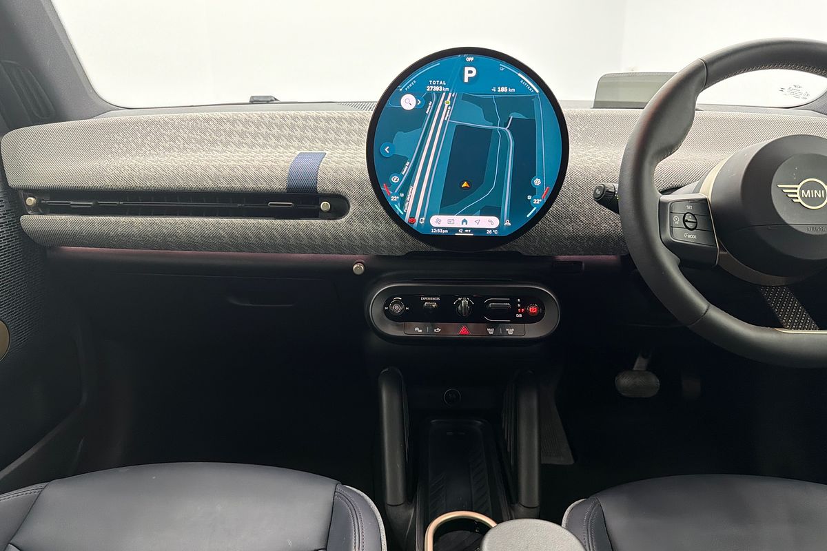 2024 MINI Cooper SE Favoured J01