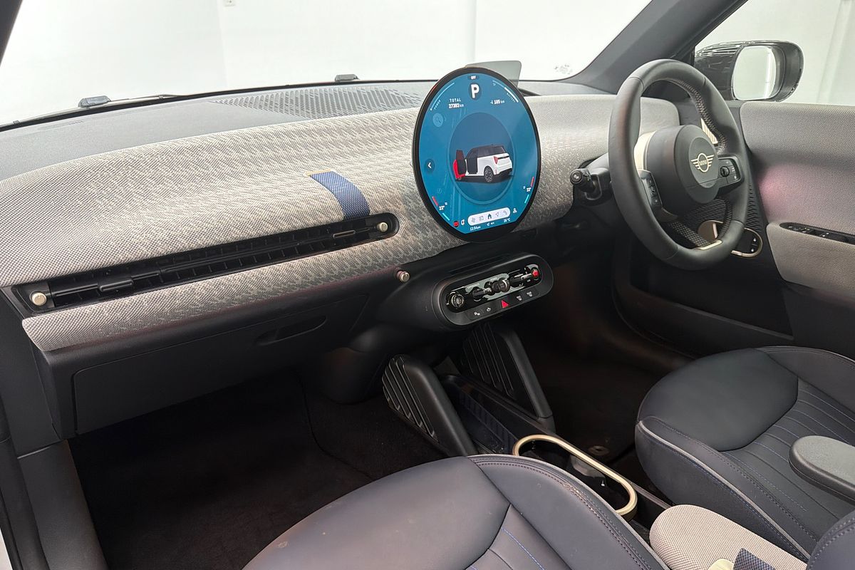 2024 MINI Cooper SE Favoured J01