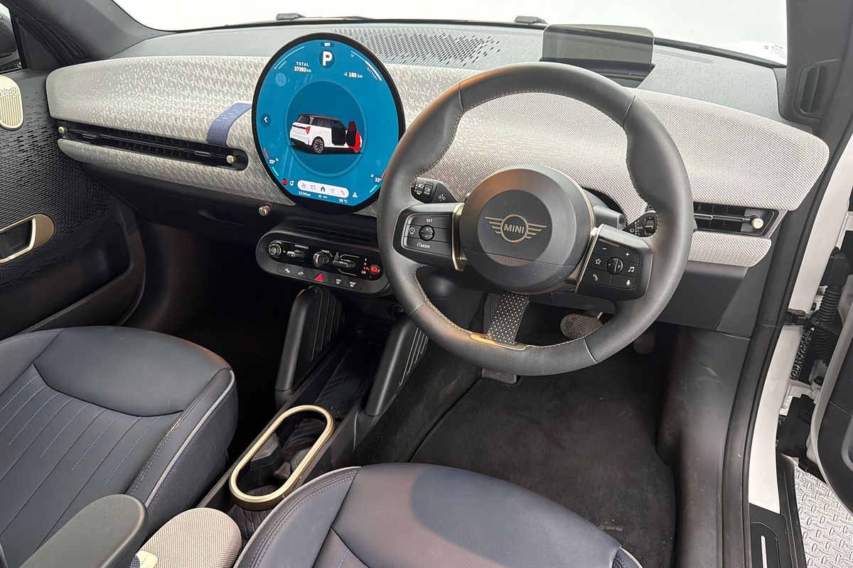 2024 MINI Cooper SE Favoured J01