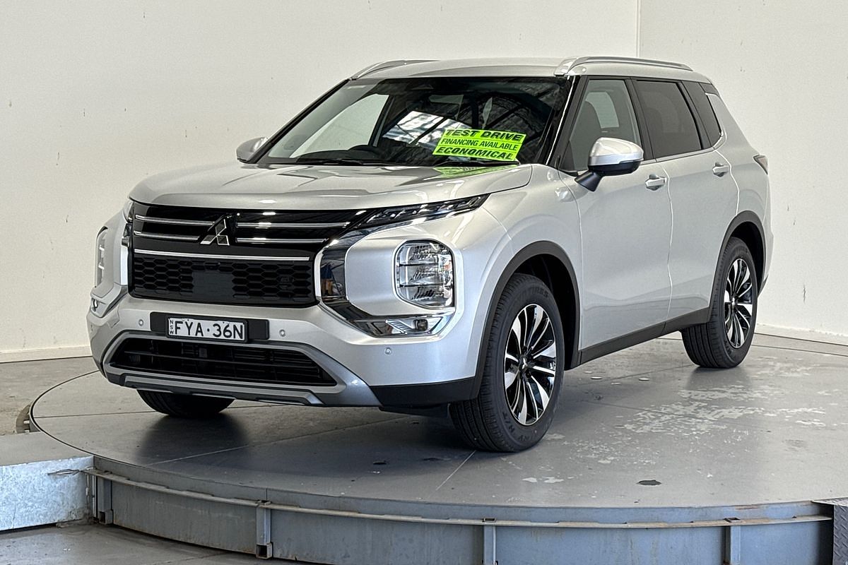 2025 Mitsubishi Outlander LS ZM