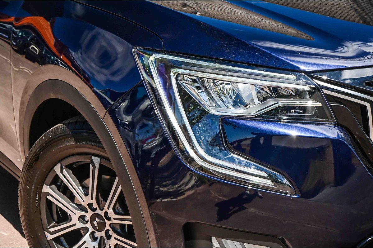 2025 Mahindra XUV700 AX7L