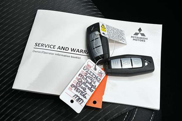 2024 Mitsubishi Outlander LS ZM thumb-22