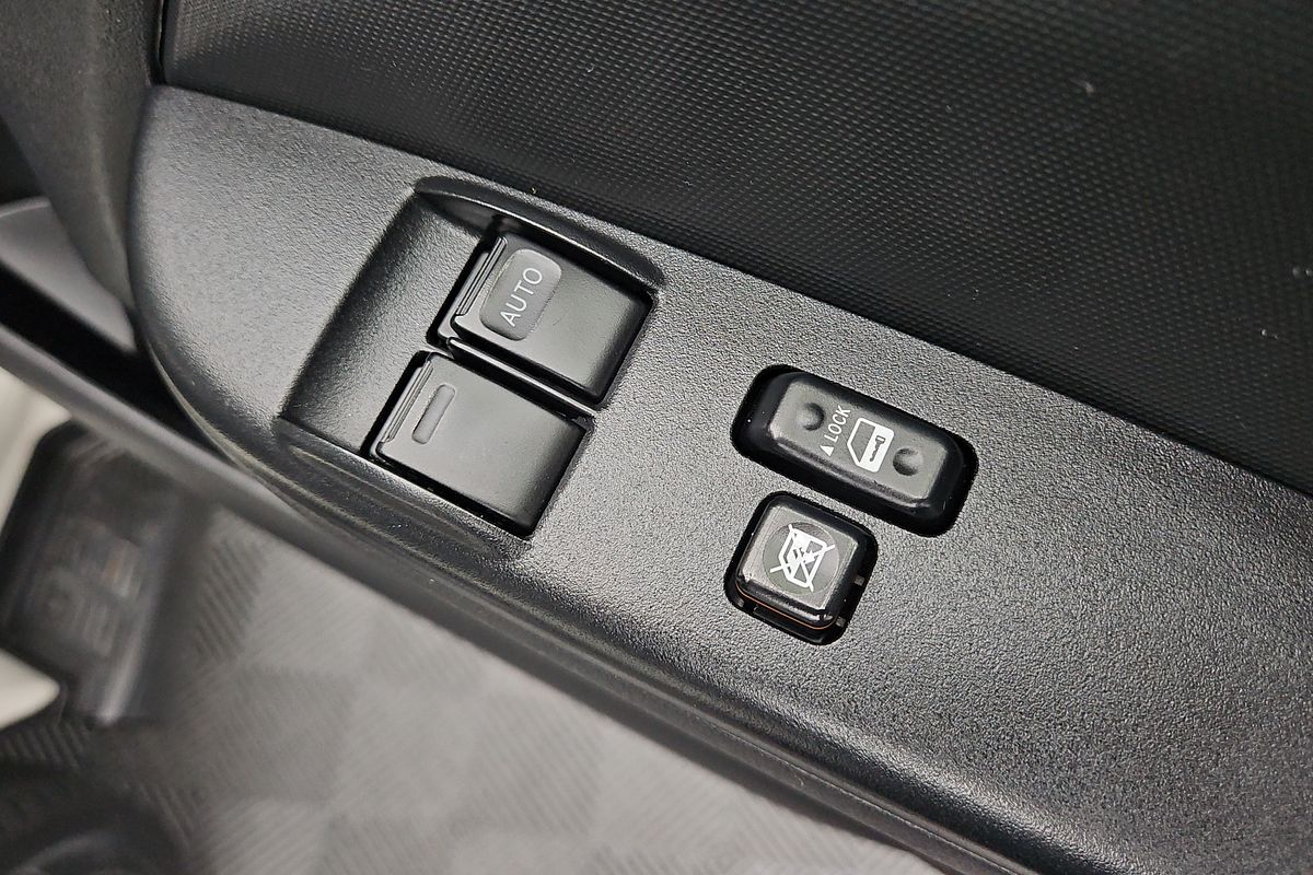 2018 Toyota Hiace Commuter KDH223R ELWB High Roof