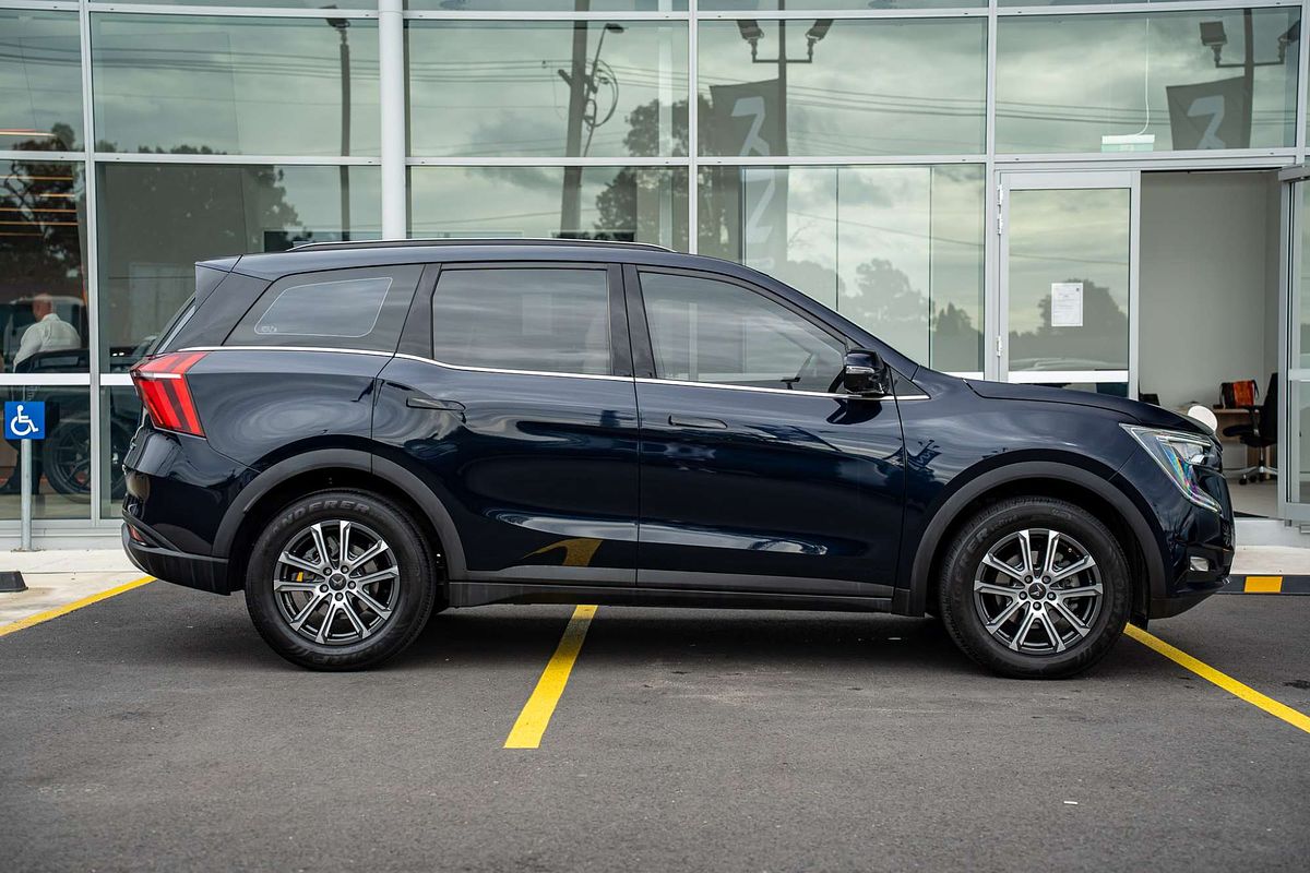 2023 Mahindra XUV700 AX7