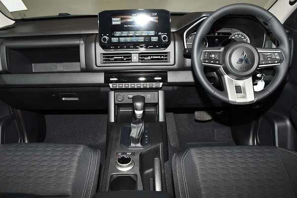 2025 Mitsubishi Triton GLX-R MV 4X4 thumb-16