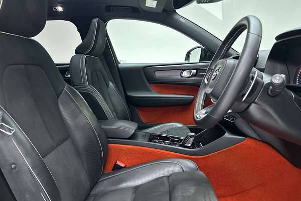 2018 Volvo XC40 T5 R-Design Launch Edition thumb-12