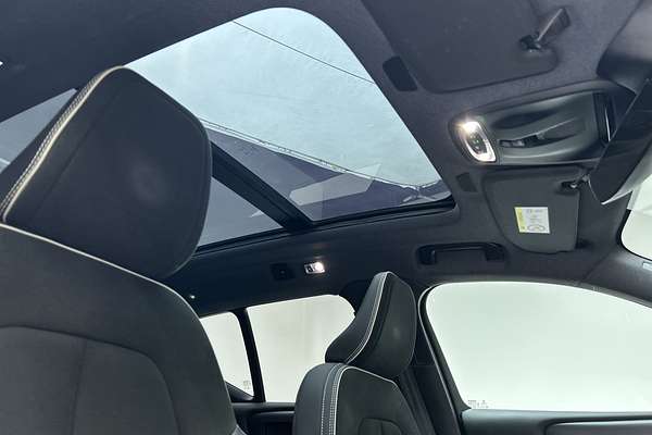 2018 Volvo XC40 T5 R-Design Launch Edition thumb-14