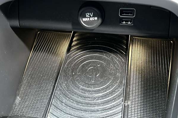 2018 Volvo XC40 T5 R-Design Launch Edition thumb-16