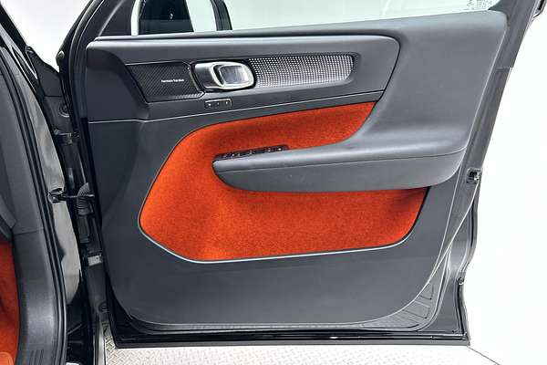 2018 Volvo XC40 T5 R-Design Launch Edition thumb-18