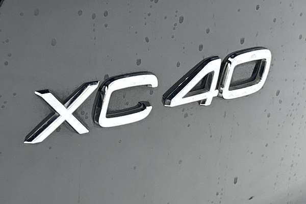 2018 Volvo XC40 T5 R-Design Launch Edition thumb-21