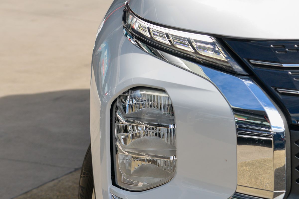 2024 Mitsubishi Outlander PHEV ES ZM