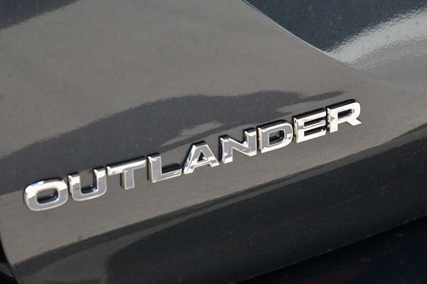 2025 Mitsubishi Outlander LS ZM thumb-19