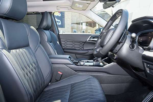 2025 Mitsubishi Outlander Exceed ZM thumb-9