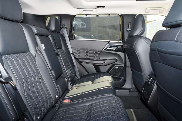 2025 Mitsubishi Outlander Exceed ZM thumb-8