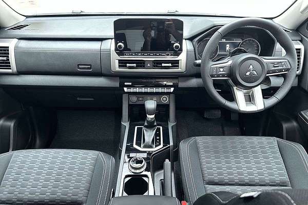 2025 Mitsubishi Triton GLS MV 4X4 thumb-17