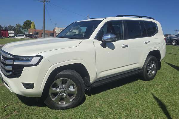 2025 Toyota Landcruiser Sahara FJA300R