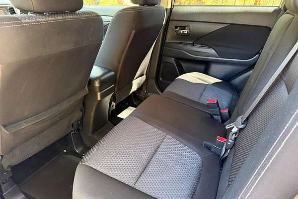 2017 Mitsubishi Outlander LS Safety Pack ZK thumb-17