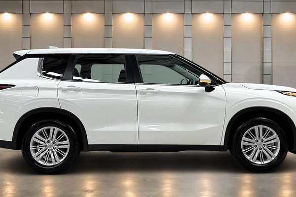 2024 Mitsubishi Outlander LS ZM
