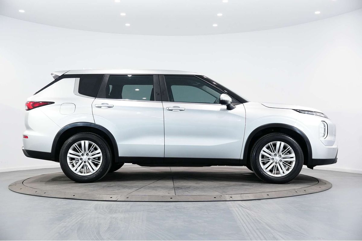 2022 Mitsubishi Outlander ES ZM