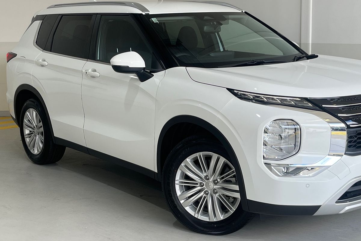 2023 Mitsubishi Outlander LS ZM