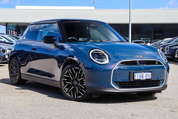 2025 MINI Cooper SE Favoured J01