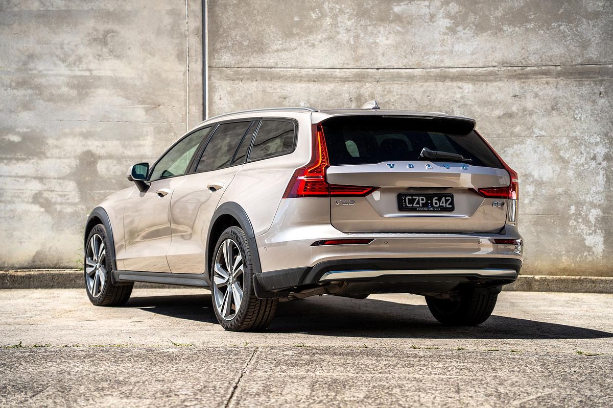 2024 Volvo V60 Cross Country Ultimate B5 Bright