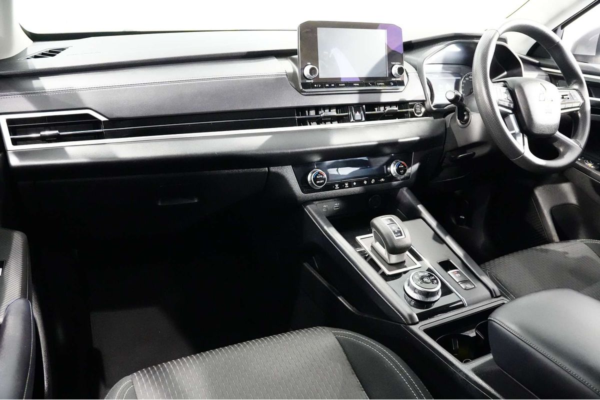 2023 Mitsubishi Outlander ES ZM